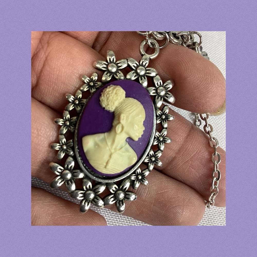 Elegant Silver and Purple Cameo Pendant Necklace